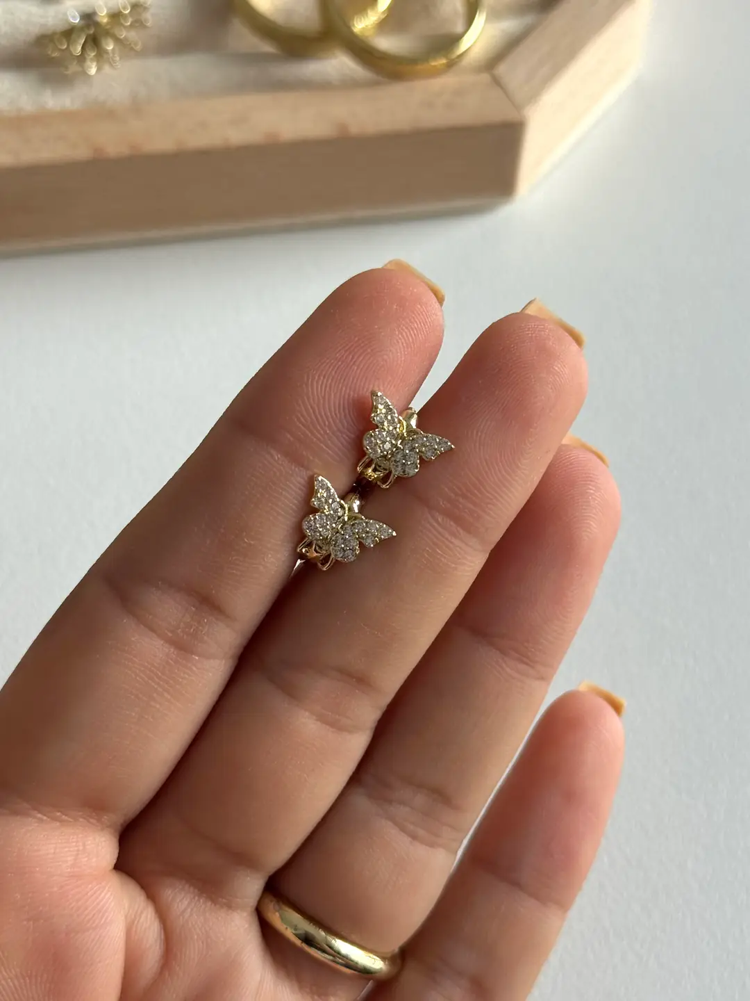 14K Xuping Seri Minimal Kelebek Küpe