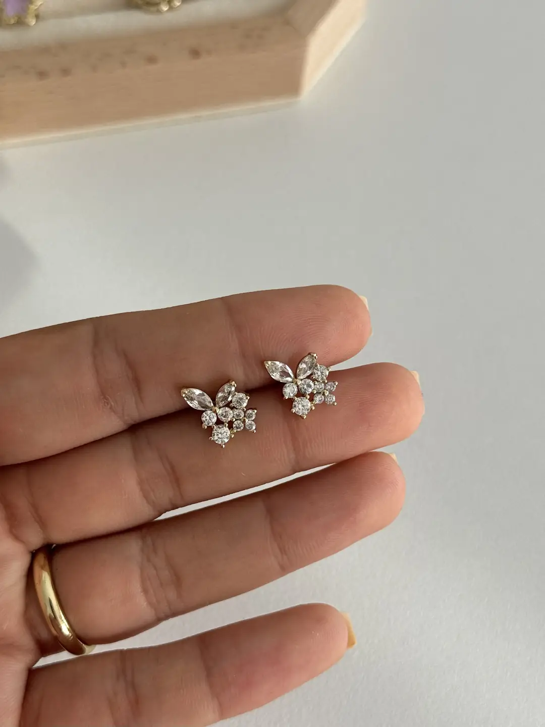 14K Xuping Seri Minimal Kelebek Küpe