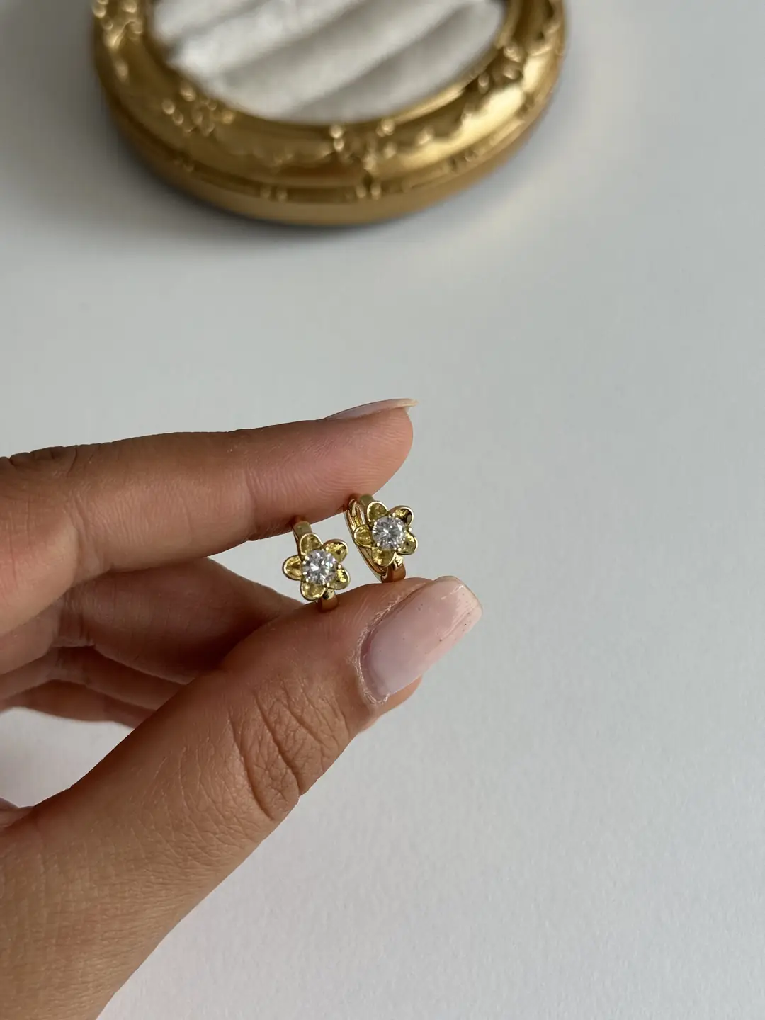 14K Xuping Seri Minimal Çiçek Küpe