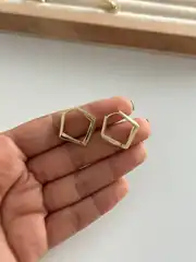 14k xuping seri üzeri kumlu desenli asimetrik küpe  2