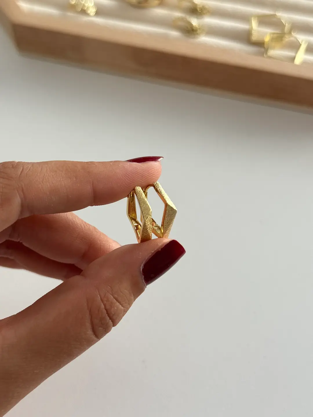 14k xuping seri kumlu desenli asimetrik küpe 