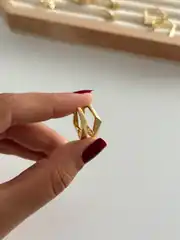 14k xuping seri kumlu desenli asimetrik küpe  1