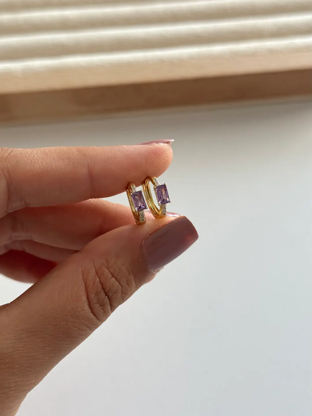 14k Xuping Seri Minimal Mor Taşlı Küpe 