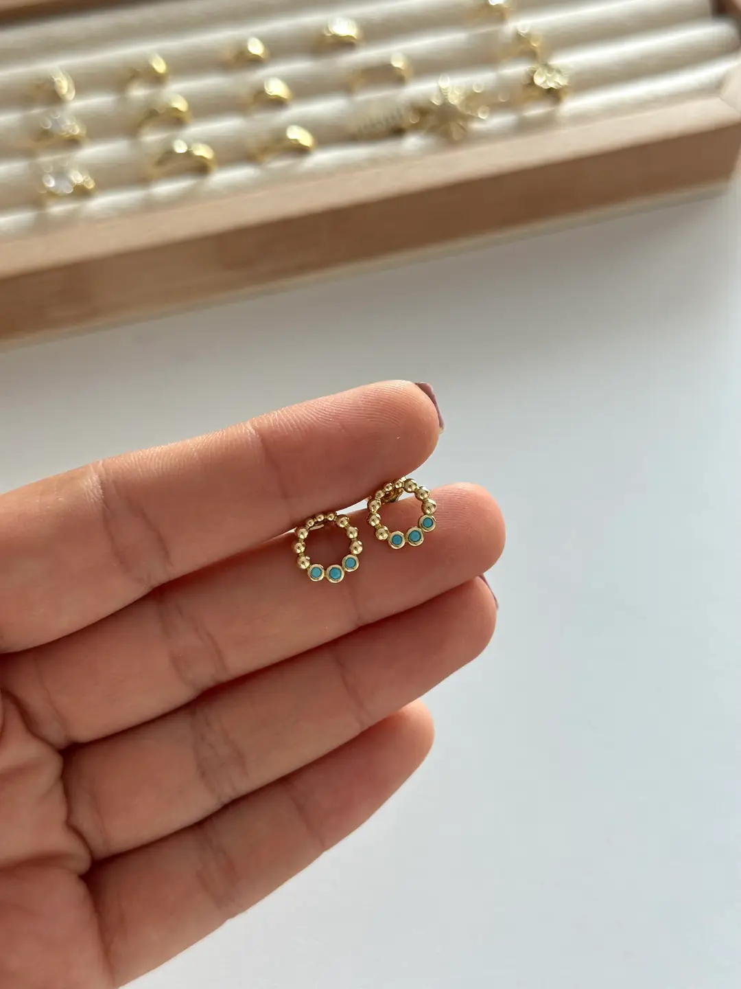 14K Xuping Seri Minimal Mavi Mineli Küpe 