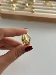 14k xuping seri üzeri kumlu desenli asimetrik küpe  1