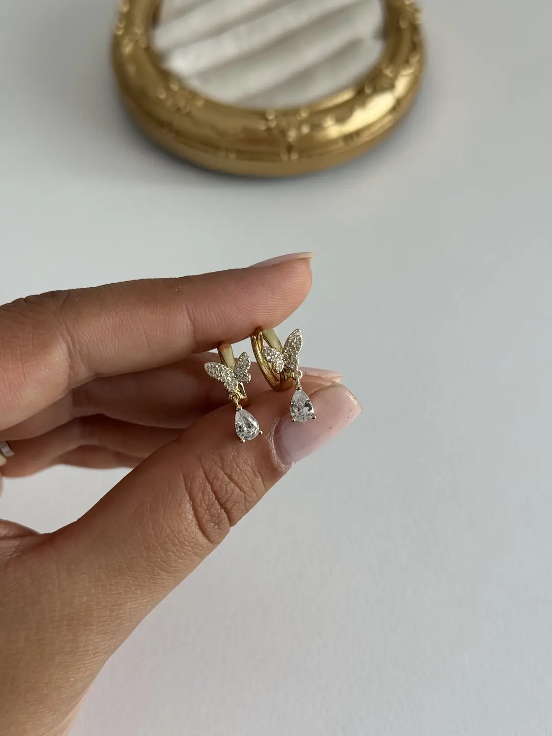 14K Xuping Seri Taş Sallantılı Minimal Kelebek Küpe