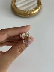 14K Xuping Seri Taş Sallantılı Minimal Kelebek Küpe 1