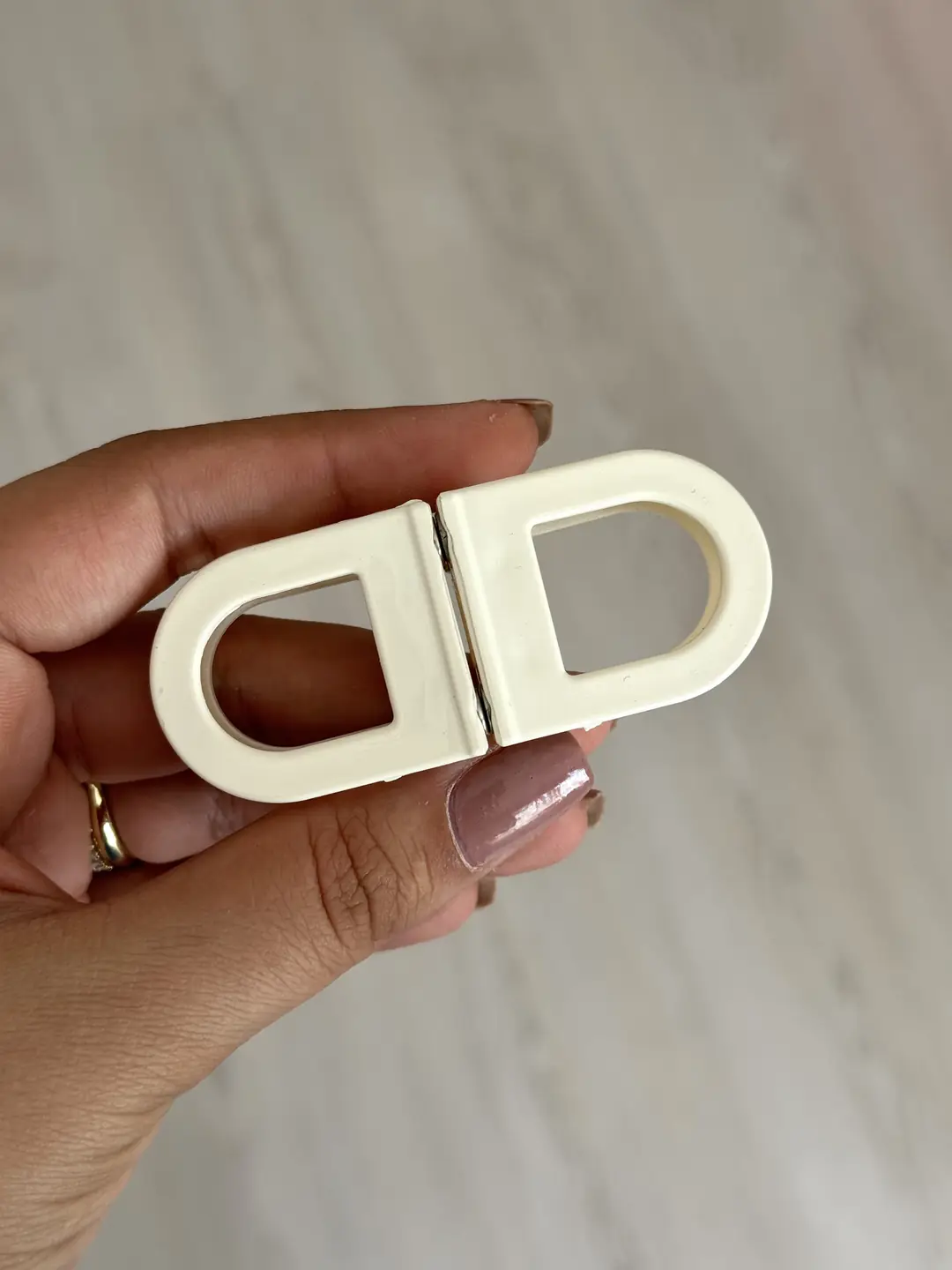 Oval Magnet Lock Toka Ekru