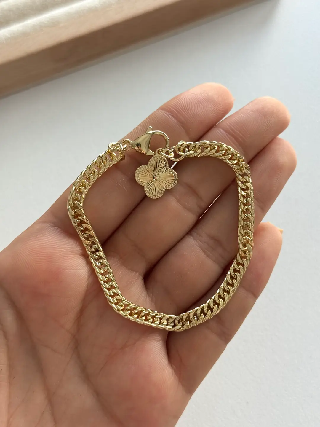 14K Altın Kaplama Yonca Charmlı Gurmet Bileklik