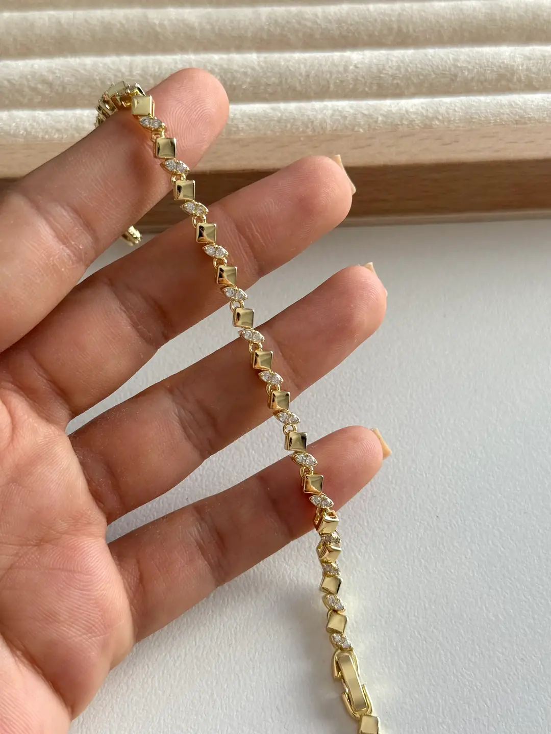 14K Altın Kaplama İnce Araları Taşlı Baklava Desen Bileklik